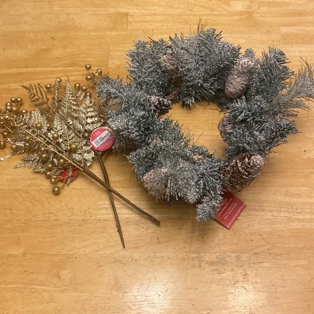 Wreath 12 in bundle with 2 gold color leaf picks. NWT Perfect holiday decor